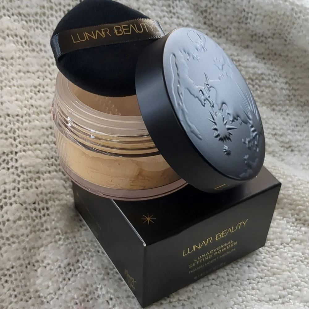 LUNAR BEAUTY LUNARVERSAL Setting Powder w/Puff in Medium, 20g/0.71oz - Picture 2 of 14